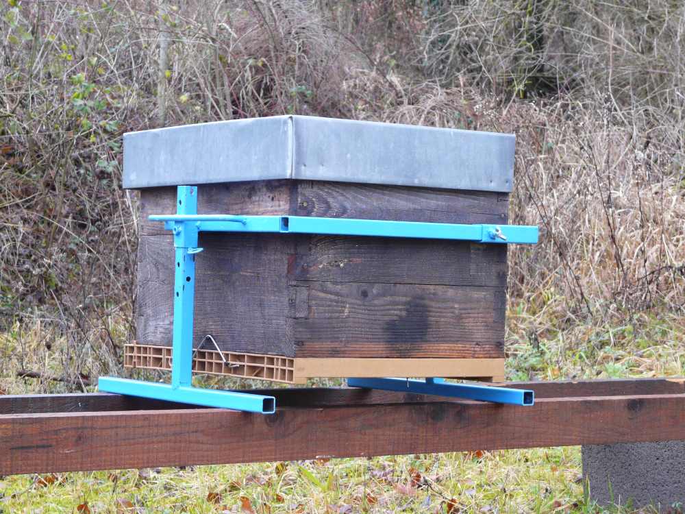 Soulever l'autre coté et bloquer le pied avec la goupille