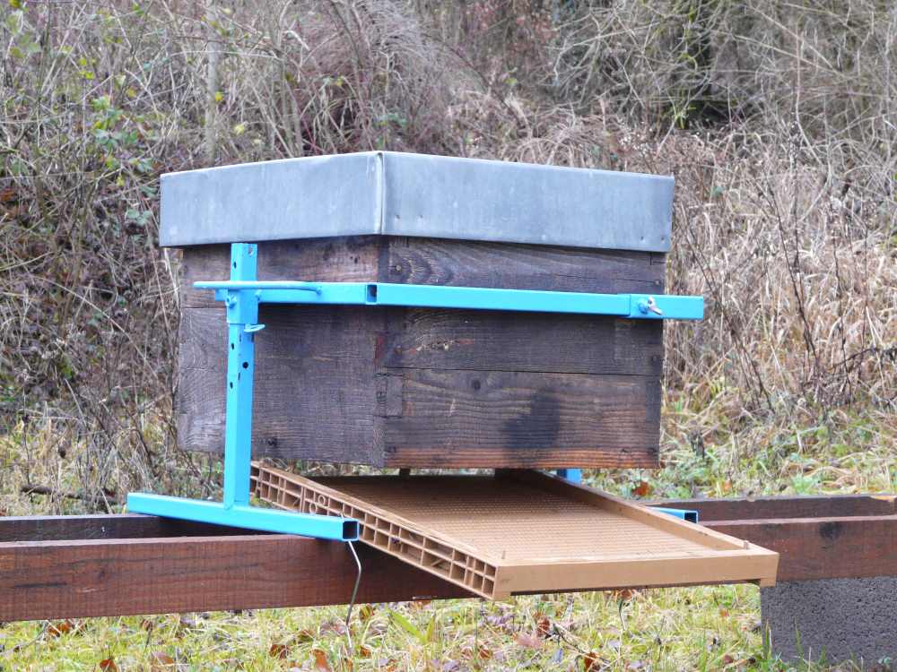 La ruche est soulevée de manière sûre, on peut retirer le plateau