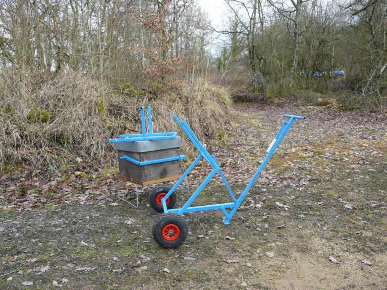 Prise de la ruche ou par les poignées en échancrure ou par prise sous le plateau de fond